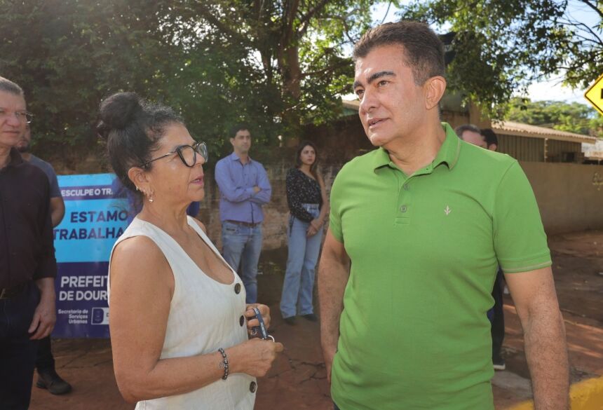 Moradora Ivone Pedroso agradece prefeito Marçal Filho pelas intervenções que estão sendo realizadas no início do bairro Parque Alvorada  Foto: A. Frota