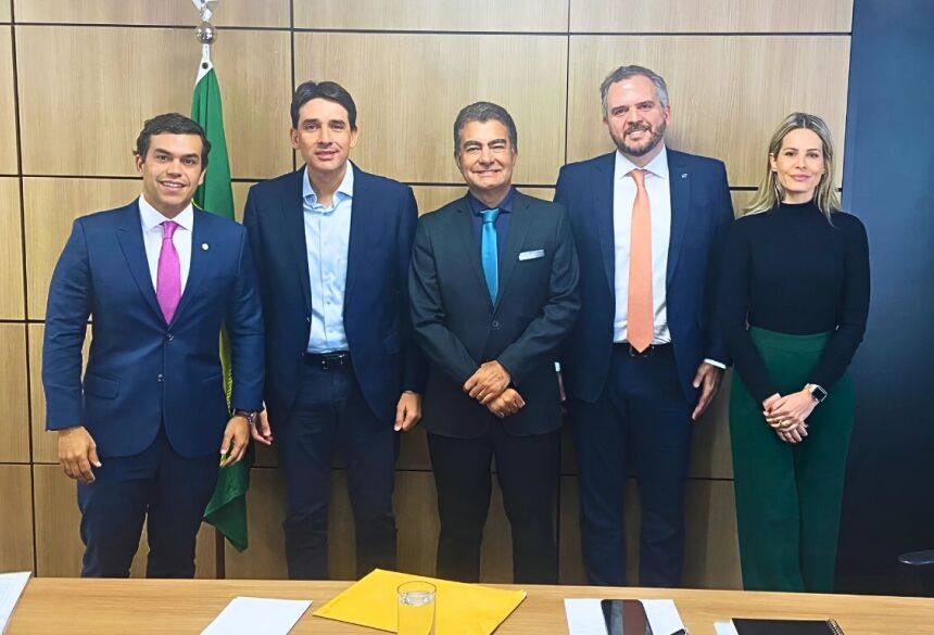 O prefeito Marçal Filho e o deputado Beto Pereira com o ministro Silvio Costa Filho e diretores da Secretaria Nacional da Aviação Civil, em Brasília. Foto: Divulgação