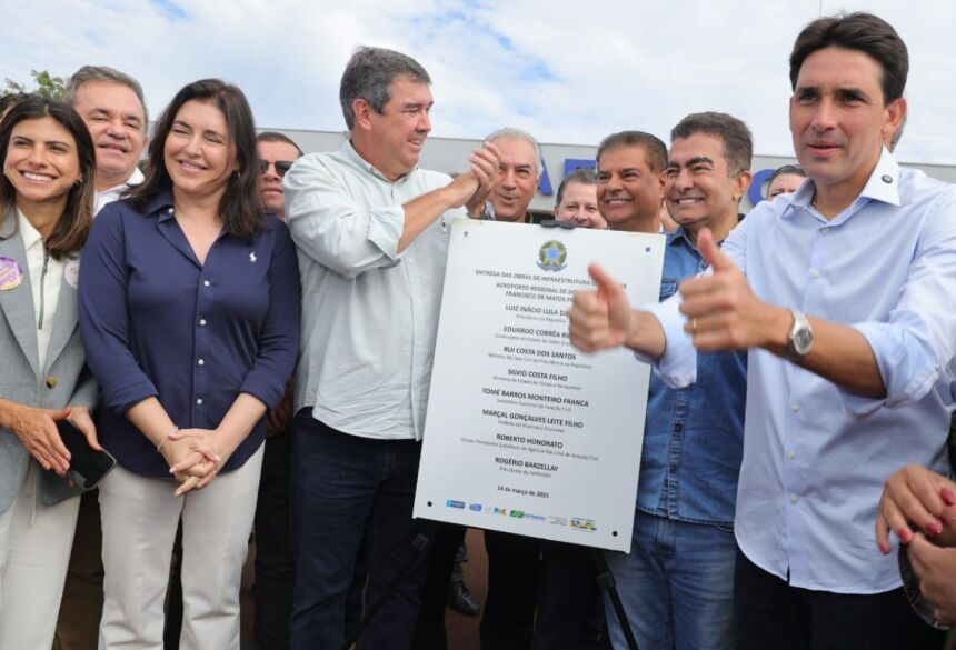 Solenidade de descerramento da placa que marcou a entrega simbólica das obras da pista do Aeroporto Regional Francisco de Matos Pereira à Prefeitura de Dourados. Foto: A. Frota