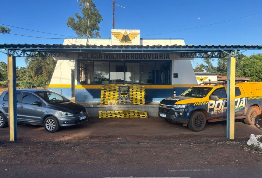 Tabletes de maconha e carro que foram apreendidos com o autor; Foto: Divulgação/PMR