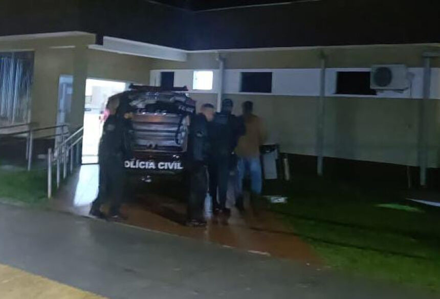 Momento em que o caseiro chega à delegacia de Deodápolis; Foto: Ligado Na Notícia
