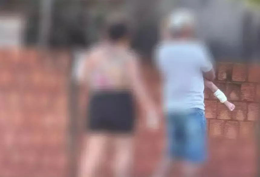 Criança que foi ferida com a perna enfaixada (Foto: reprodução / Cenário MS)