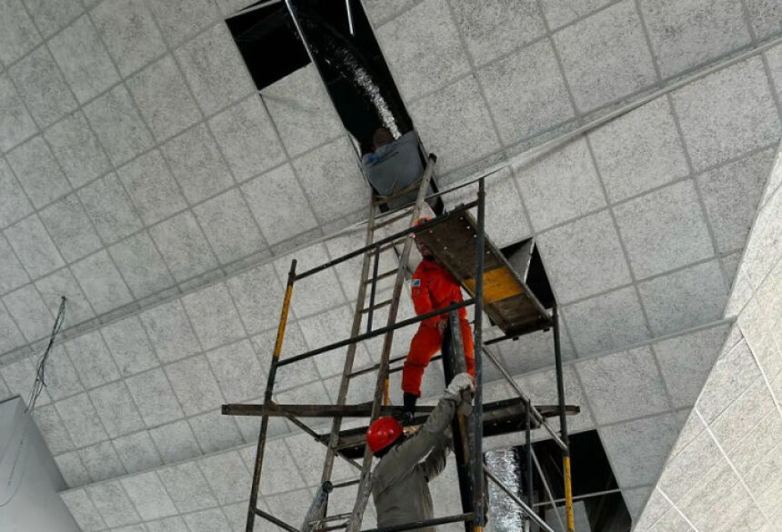 Resgate de trabalhador após problema em andaime (Foto: Divulgação)