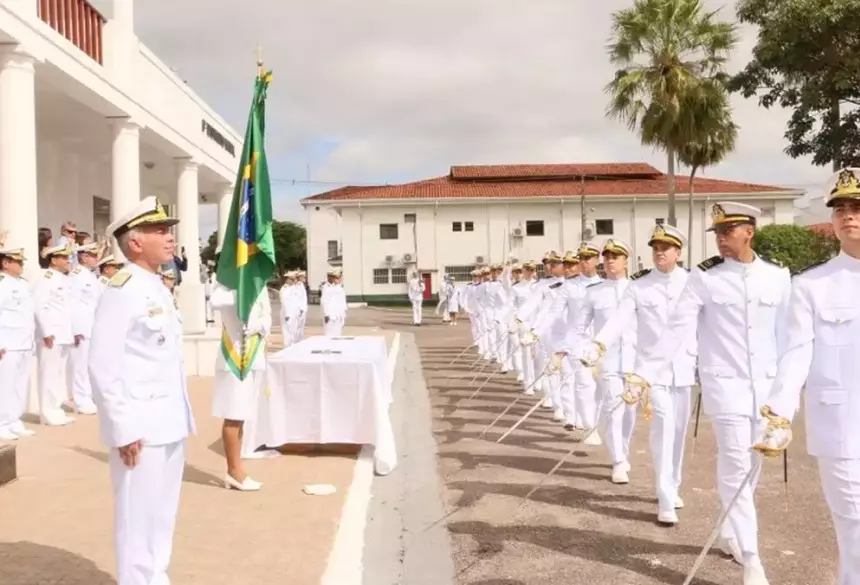 CONCURSO MARINHA - Formandos da Marinha em desfile, em continência à Bandeira Nacional (Foto/Divulgação / Campo Grande Neews).