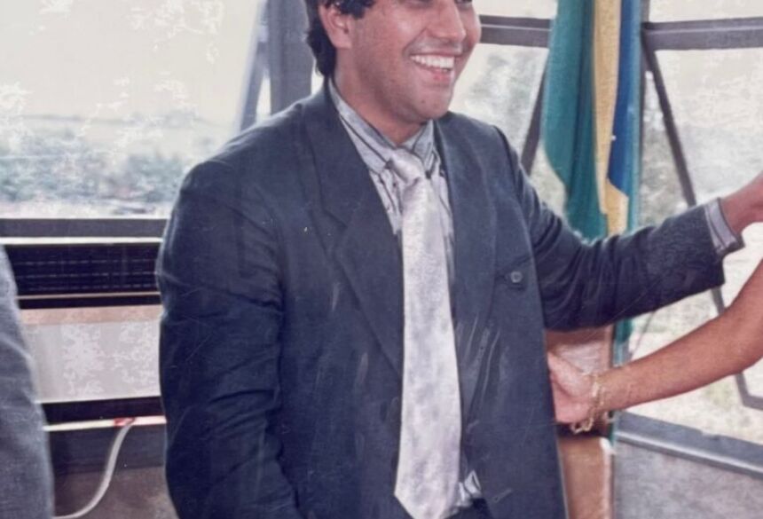 Claudinei da Silva em seu gabinete no dia da posse como prefeito, em Glória de Dourados,
