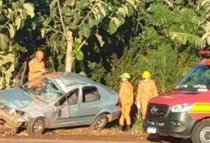 Vítima foi arremessada para fora do carro. (Ponta Porã News)