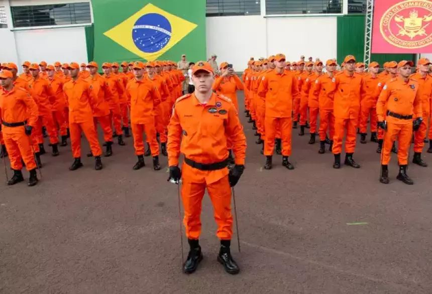 Militares do Corpo de Bombeiros de Mato Grosso do Sul em formação (Foto: Divulgação).