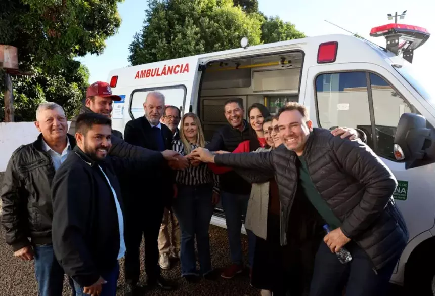 Prefeito Cleber Dias, Deputado Geraldo Resende e vereadores municipal durante a entrega da ambulância - Foto: Ribeiro Junior/MS24h
