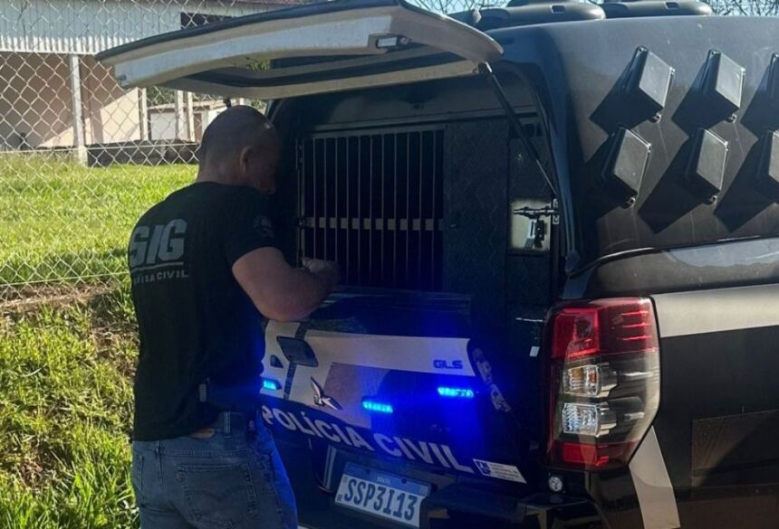 Momento da chegada da mulher na Polícia Civil de Ivinhema - Foto: Divulgação