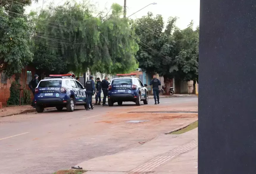 Policiais na região onde aconteceu crime. (Foto: Osmar Veiga / Campo Grande News)