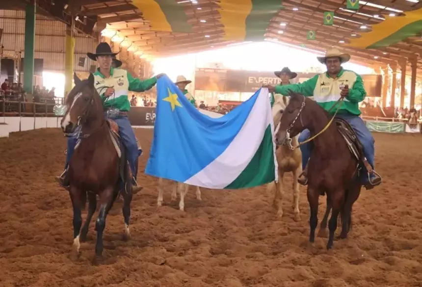 Cavaleiros segurando a bandeira de Mato Grosso do Sul no Parque do Peão. Foto: Divulgação