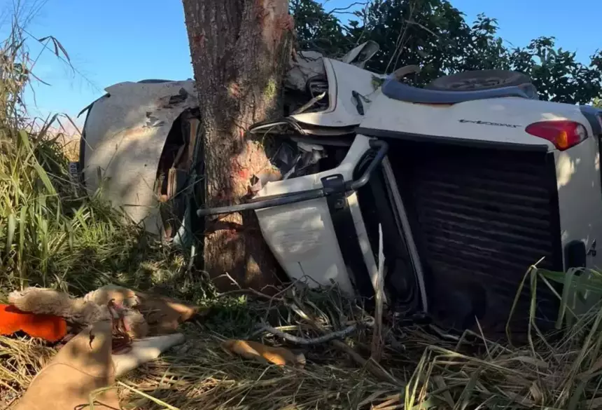Carro ficou destruído em acidente que terminou com três mortes (Foto: divulgação / Corpo de Bombeiros).