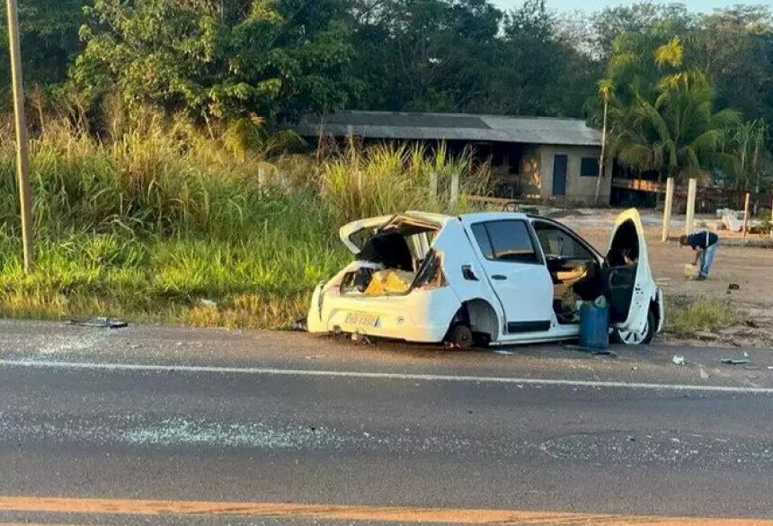 Veículo destruído às margens da rodovia (Foto: Portal Água Clara)