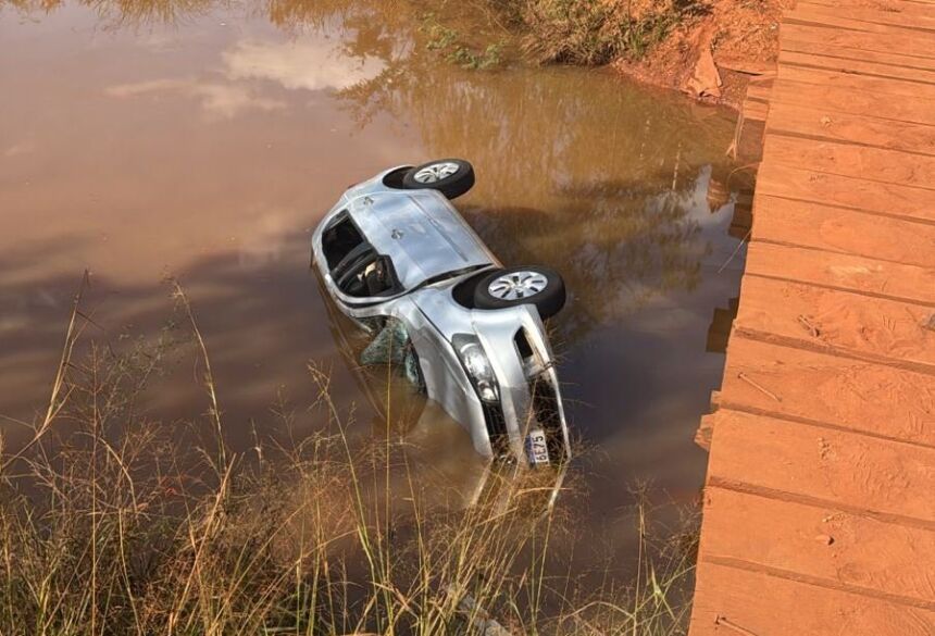 Veículo Volkswagen Gol, caiu da ponte de madeira e deixou duas vítimas fatais - Foto: Ivinoticias/Whatsapp