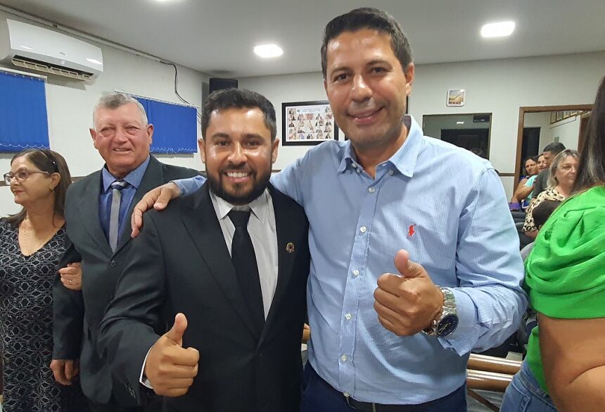 Vereador Claudinho, presidente da Câmara, e o prefeito Cléber, de Vicentina - FOTO: ROGÉRIO SANCHES - FÁTIMA NEWS