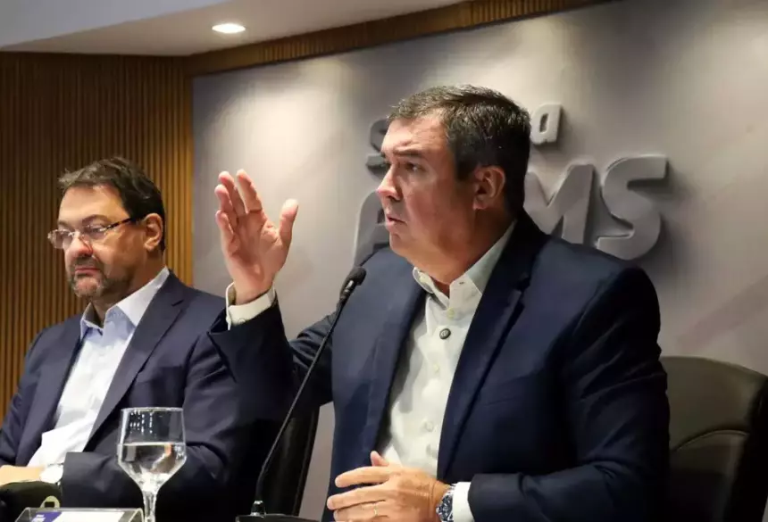 Governador Eduardo Riedel (PSDB) ao lado do presidente da Fiems, Sérgio Longen durante coletiva sobre a viagem para a Ásia (Foto: Henrique Kawaminami).