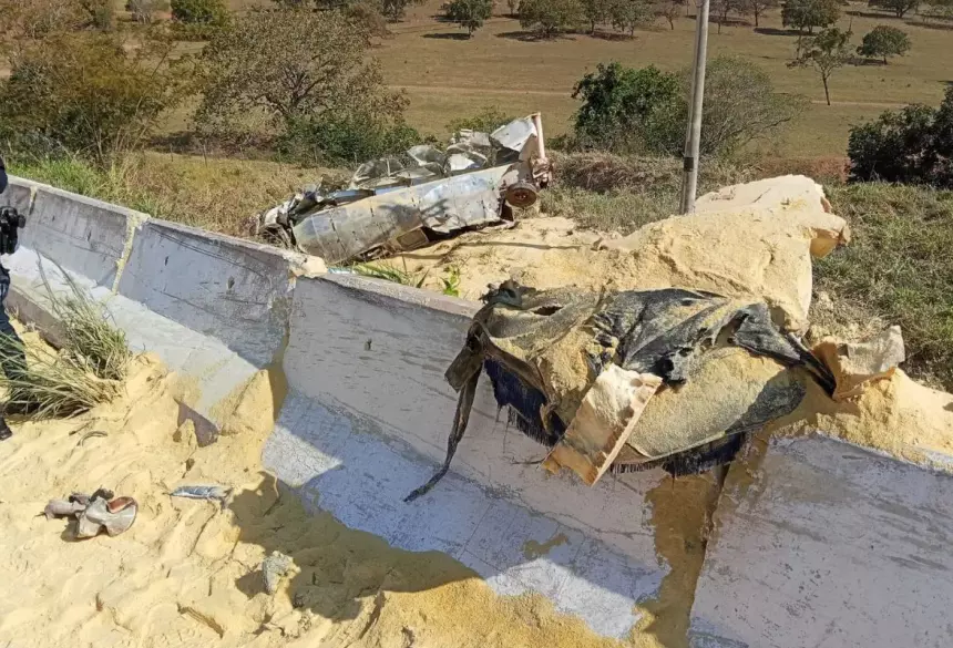 Caminhão ficou completamente destruído. (Foto: Polícia Civil)