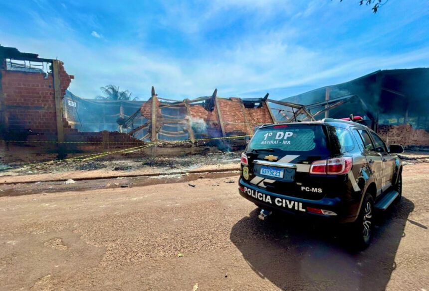 Viatura da Polícia Civil em frente ao barracão incendiado
