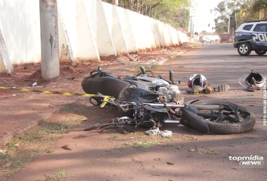 A moto ficou caída no local do acidente 