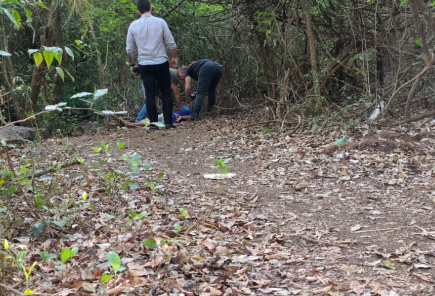 Peritos realizando os levantamentos de praxe no local