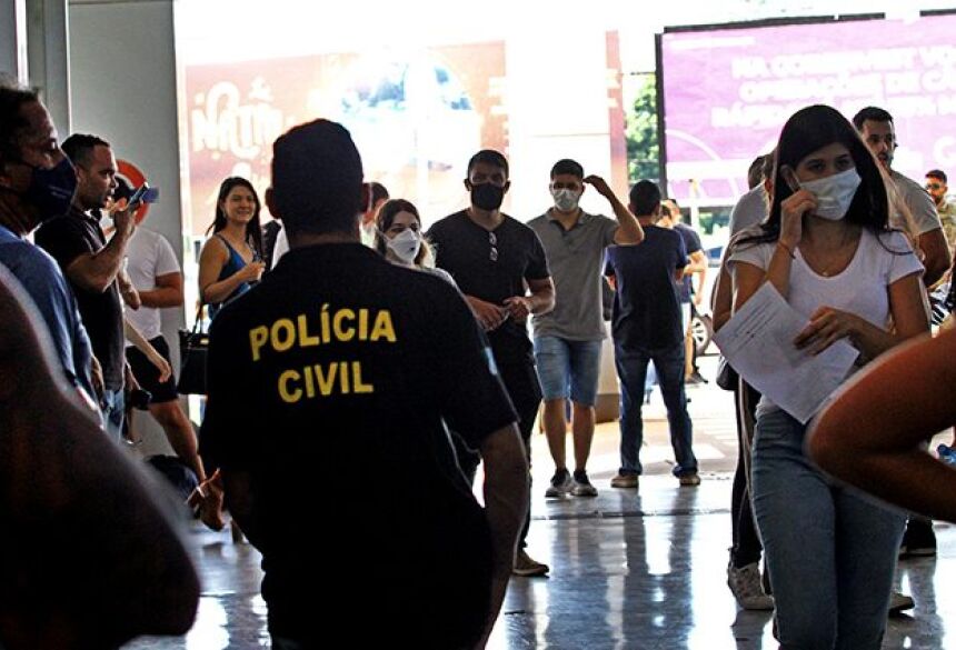 POLÍCIA CIVIL - Inscritos em concurso no local da prova. (Saul Schramm, Governo de MS)