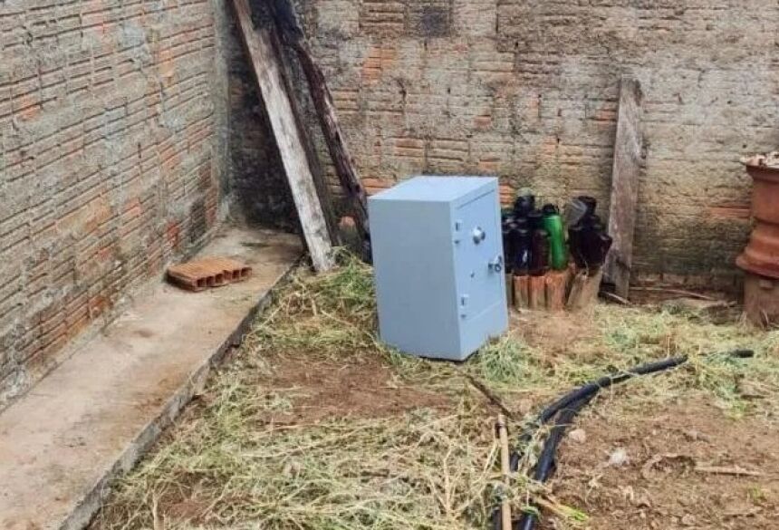 Cofre foi arrastado até quintal mas não conseguiram abrir / Cenário MS  