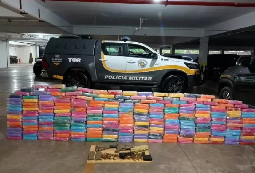 Tabletes de cocaína, armas e munições apreendidas com o caminhoneiro; Foto: Divulgação/PMR-SP