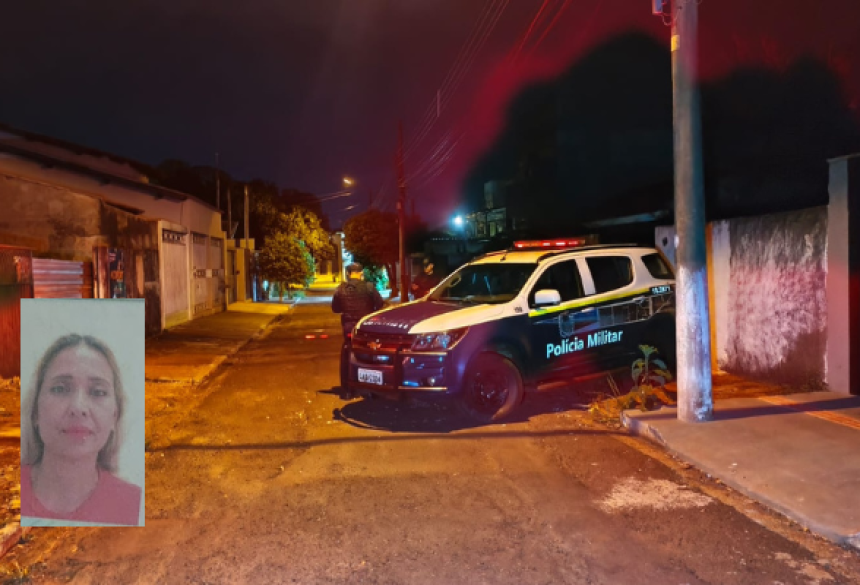 Viatura policial em frente à casa da vítima, na Vila Sulmat, em Dourados; Fotos: Leandro Holsbach