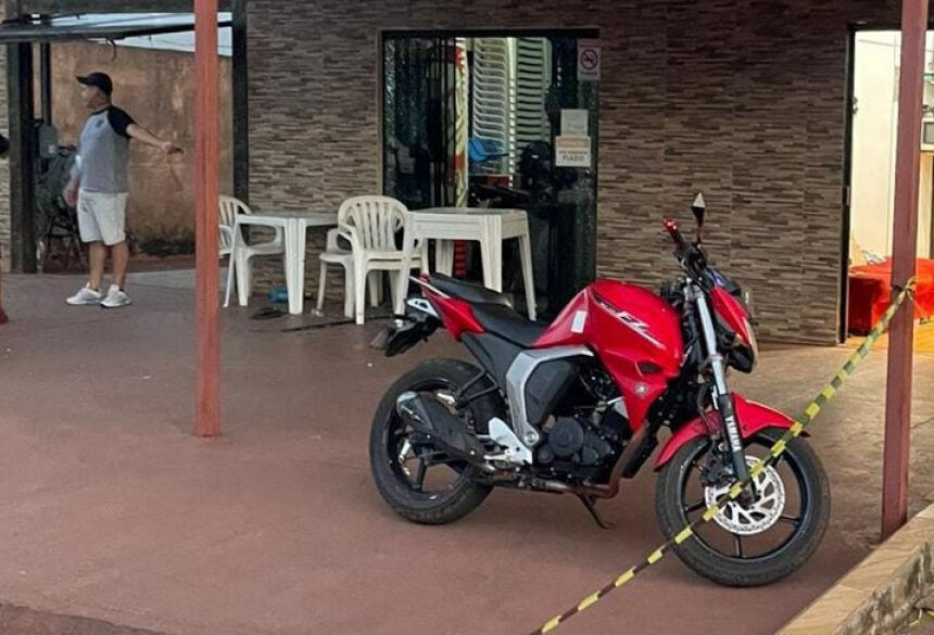 Local onde os homens estavam sentados e foram atacados a tiros; Foto: Reprodução