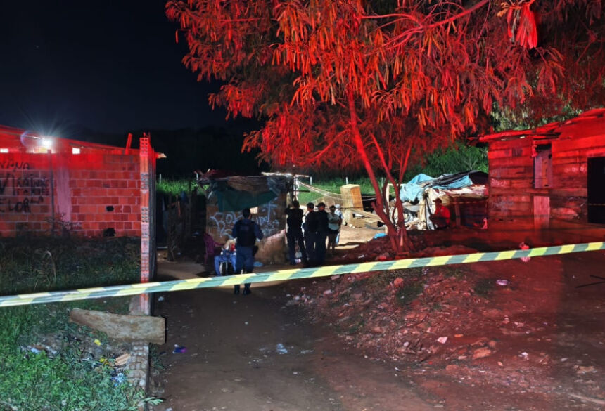 Policiaisi e peritos no local onde Henrque foi assassinado; Foto: Leandro Holsbach/Alerta Dourados