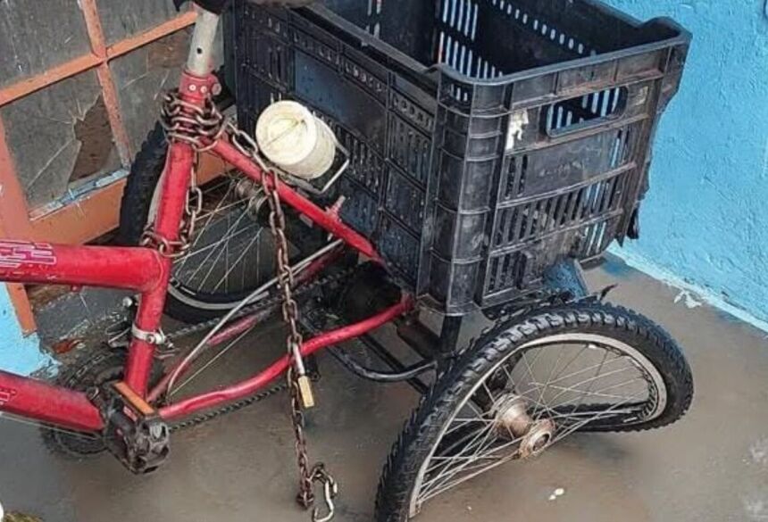 Triciclo ficou danificado. (Foto: Reprodução, Passeando em Campo Grande)