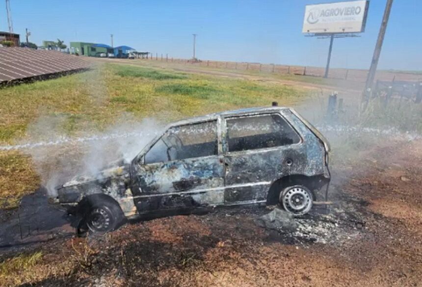 Fiat Uno totalmente incendiado após perseguição na BR-163 (Foto: Tá na Mídia Naviraí)
