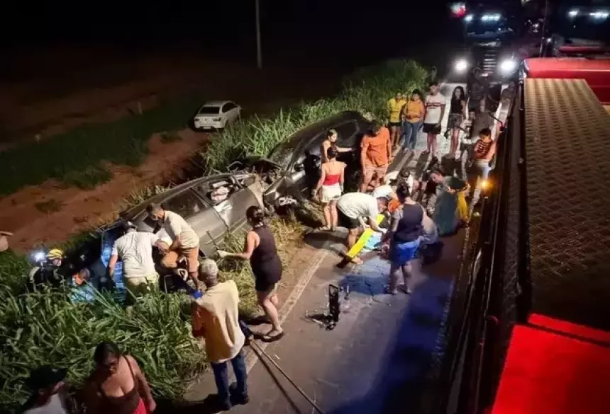 Com a batida, os dois carros foram parar no barranco às margens da rodovia; Foto: Nova News