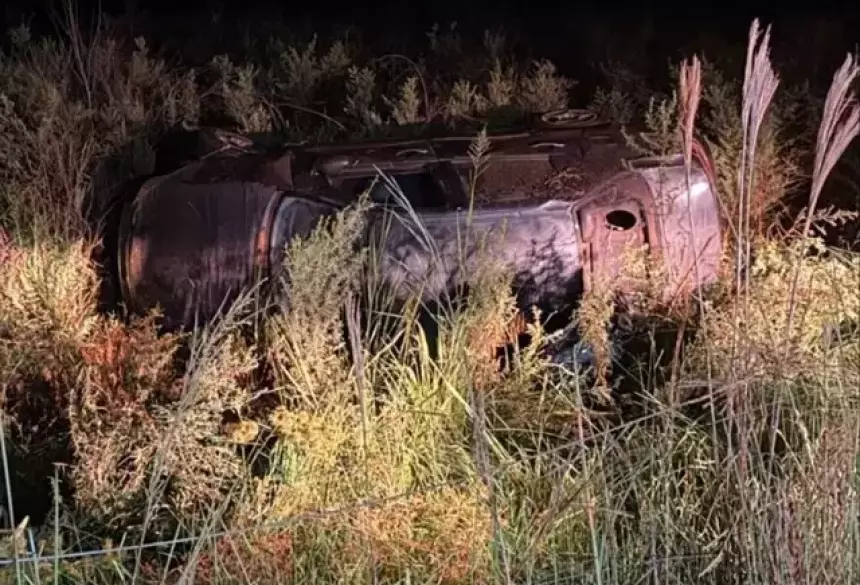 Carro parou no meio da vegetação às margens da rodovia; Foto: Maranata Notícias 