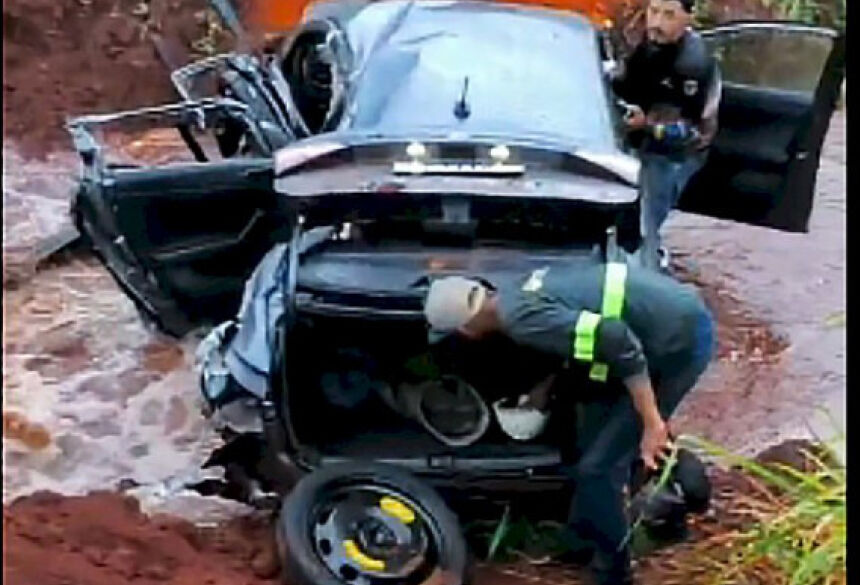 Carro onde estava quatro pessoas, sendo que duas ficaram presas às ferragens; Foto: Itaporã News