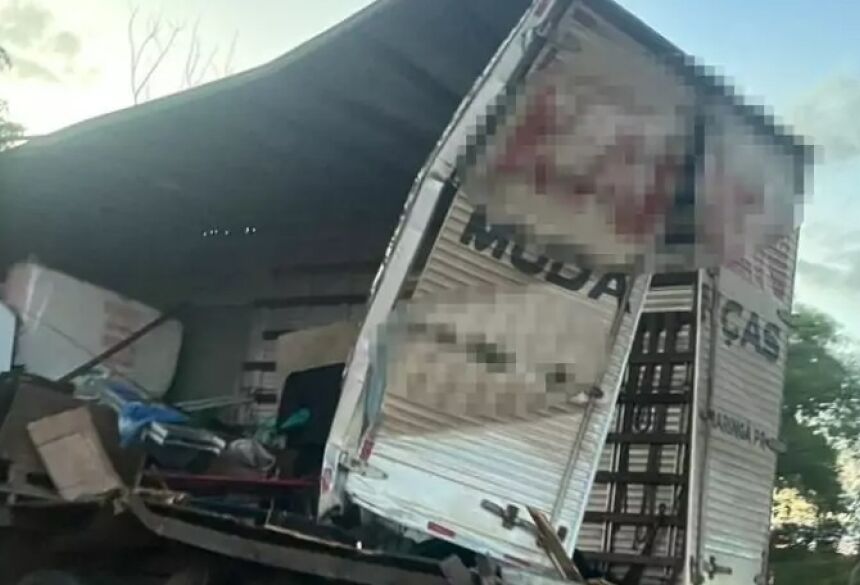 Caminhão de mudanças envolvido em acidente na BR 158. (Reprodução)