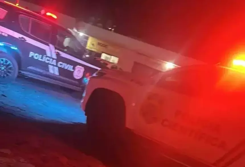 Viaturas da Polícia Civil e da Perícia no pátio do posto onde o motorista foi encontrado morto; Foto: Campo Grande News