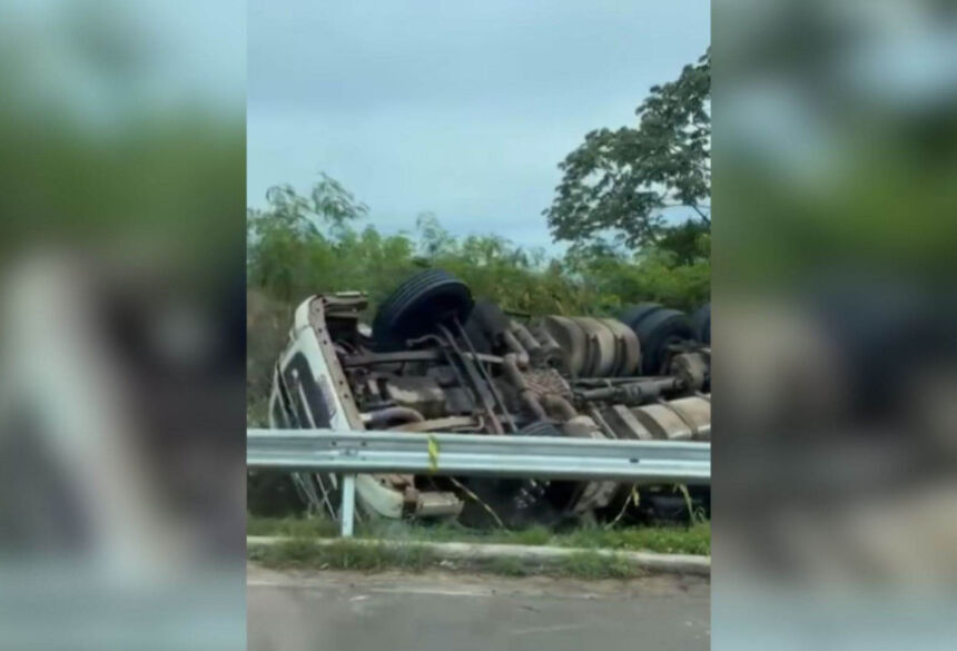 Carreta tombada às margens da rodovia; Foto: Reprodução/Maranata Notícias