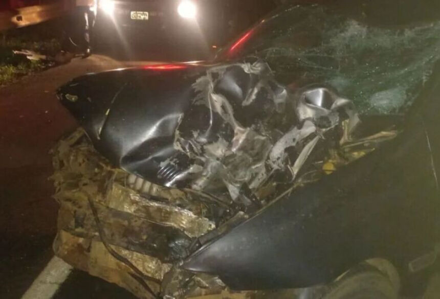 Carro ficou com a frente totalmente destruída; Foto: Portal RCN 67