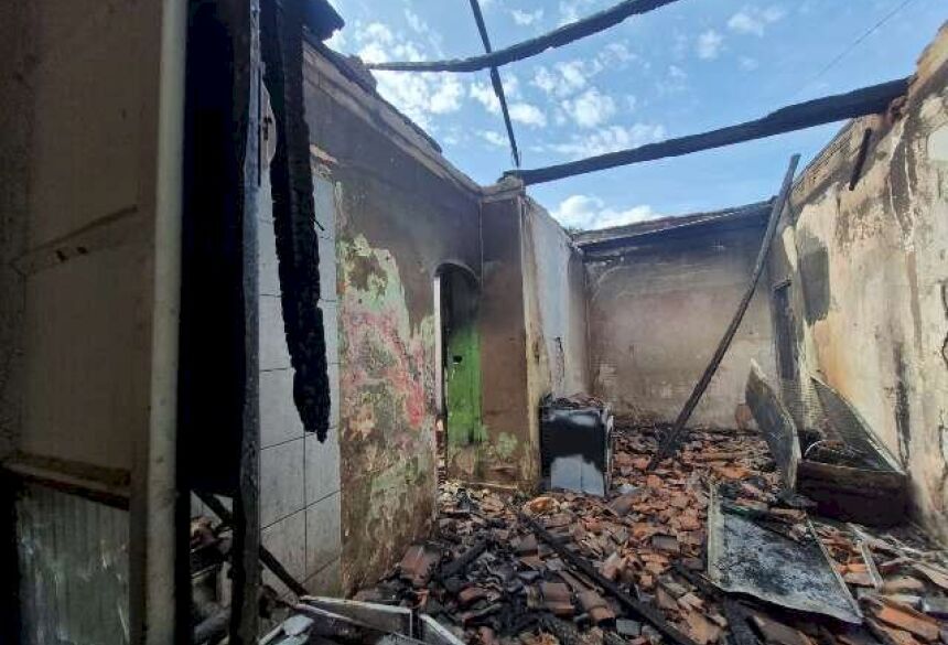 Um dos cômodos da casa que foi totalmente destruída pelas chamas (Foto: Marcos Maluf)