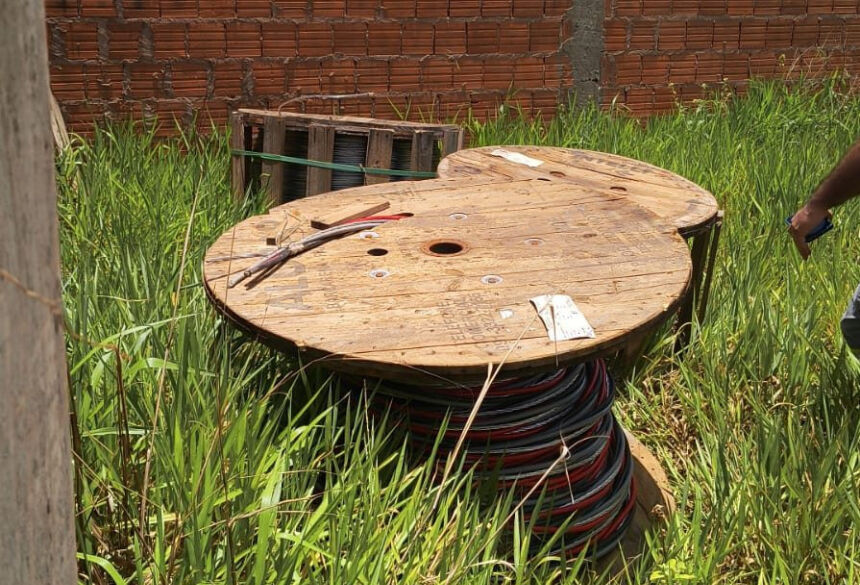 Bobinas foram encontradas num terreno baldio da cidade; Foto: Divulgação/PC