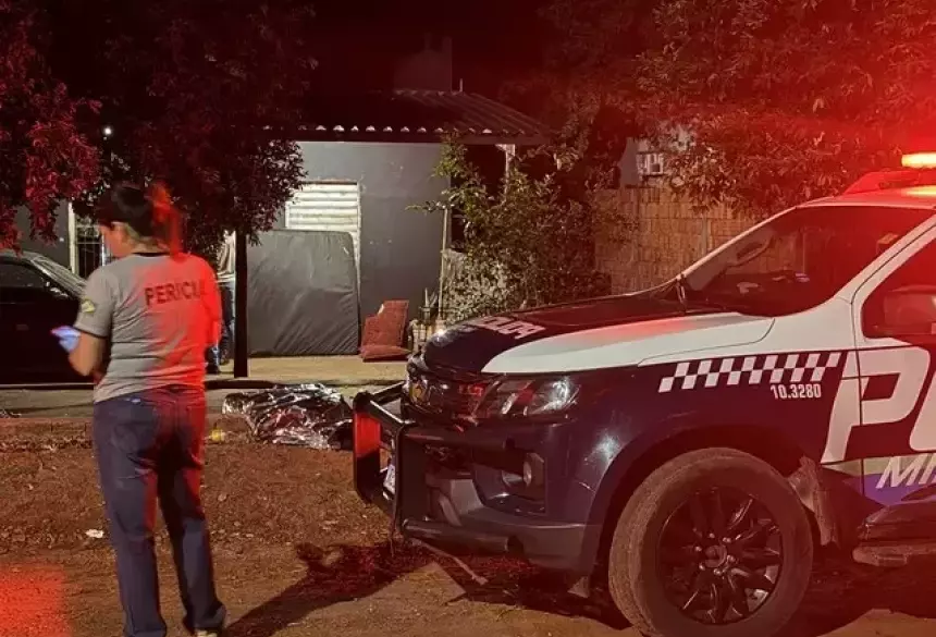 Perícia e viatura da PM em frente ao local do crime; Foto: Jardim MS News 