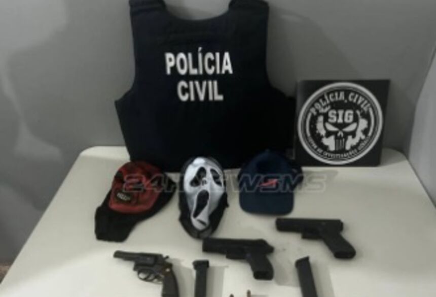 Mascara e armas foram apreendidas 