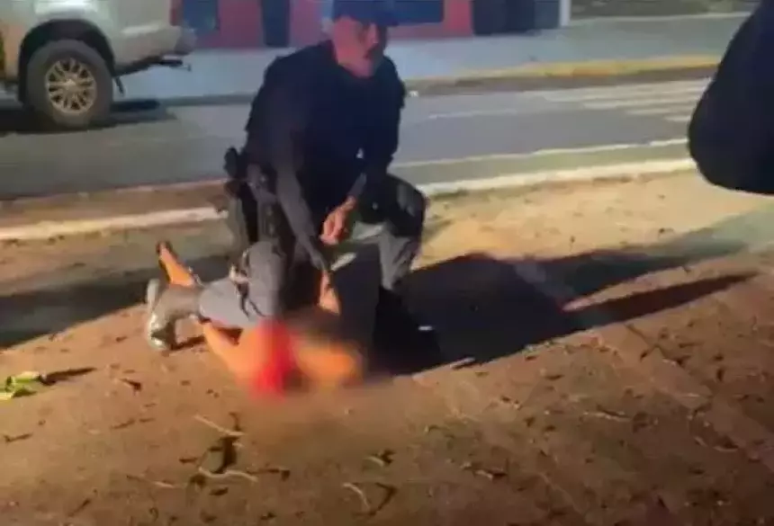 Momento em que o suspeito foi imobilizado pelos policiais militares; Foto: Alerta Dourados