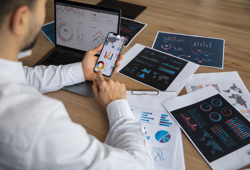 Trabalhadores de escritório que usam gráficos financeiros - Foto: freepik