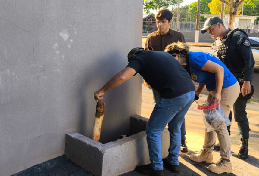 Policiais e peritos recolhendo o pedaço de madeira encontrado sujo de sangue; Foto: Sidnei Bronka/Ligado Na Notícia
