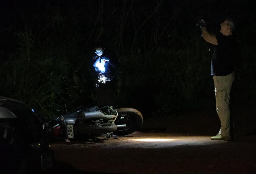 Perícia da Polícia Civil no local do crime (Foto: Madu Livramento/Midiamax