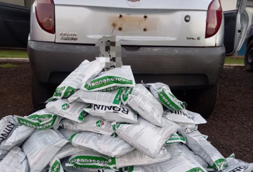 Carro e pacotes do veneno que foram apreendidos; Foto: Divulgação/PM