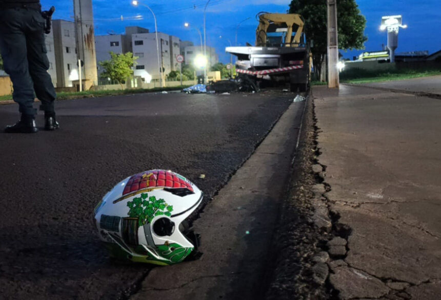 Capacete que era usado pela vítima; Fotos e vídeo: Sidnei Bronka/Ligado Na Notícia