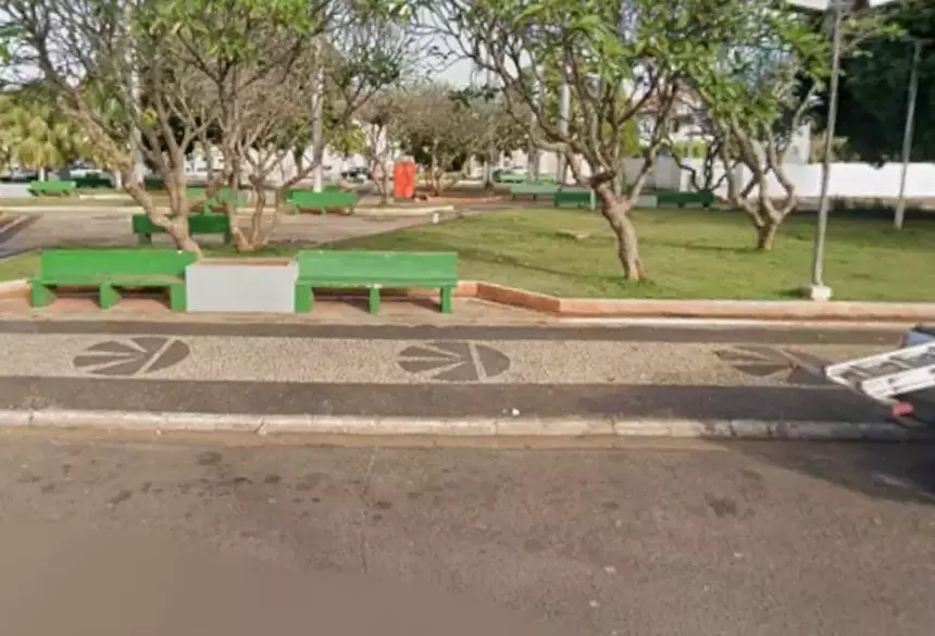 Praça na região central de Miranda, onde aconteceu o homicídio. (Foto: Reprodução | Google)